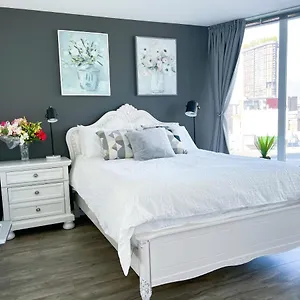 Apartment Downtown 4bd 2ba View Skytrain 2 Free Parking, Vancouver