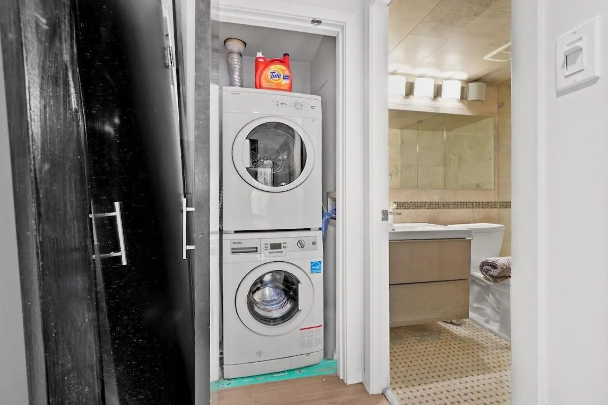 Beautiful 2 Bedroom Home Dt With Free Parking Βανκούβερ