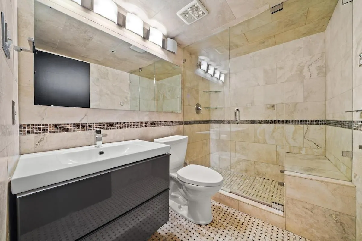Beautiful 2 Bedroom Home Dt With Free Parking Βανκούβερ