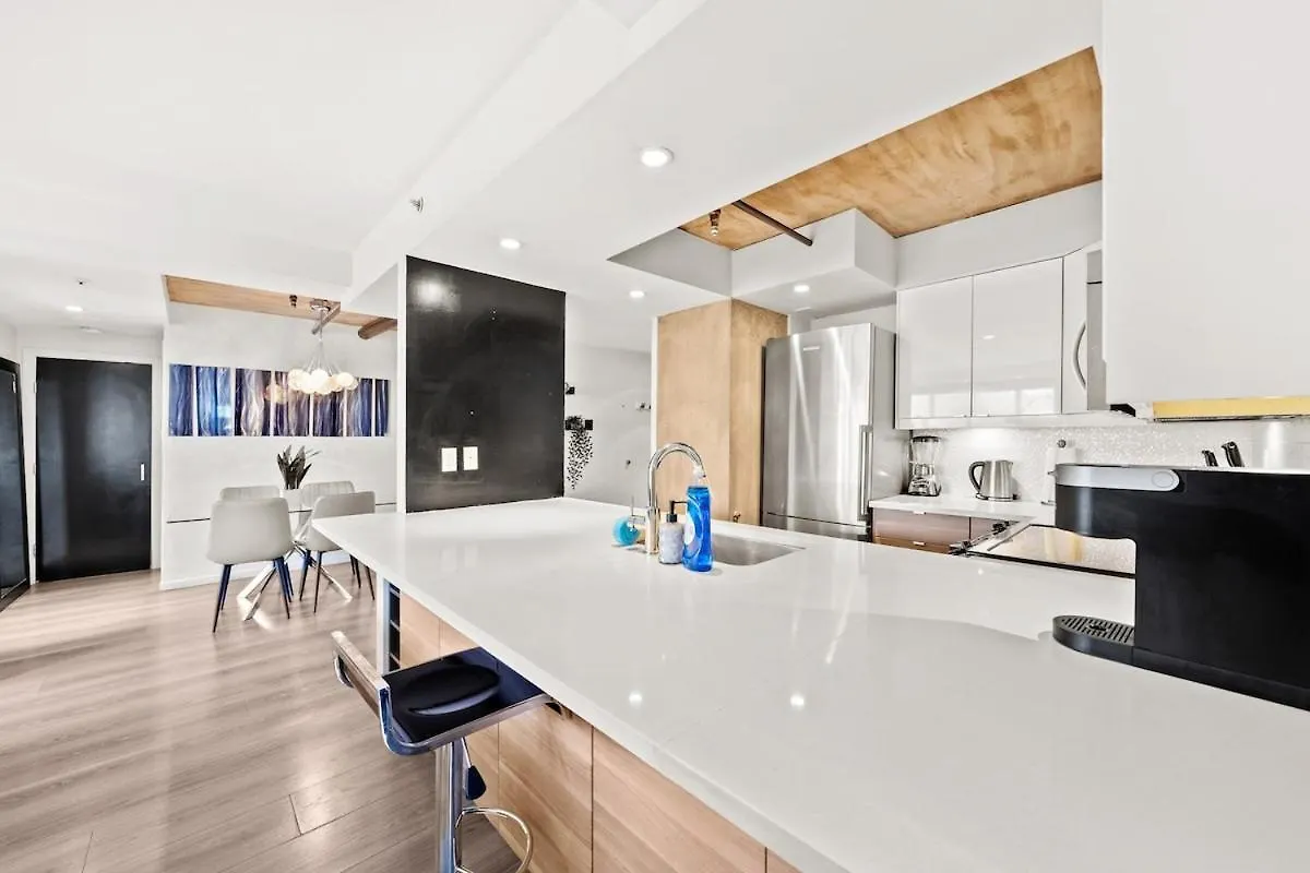 Beautiful 2 Bedroom Home Dt With Free Parking Βανκούβερ
