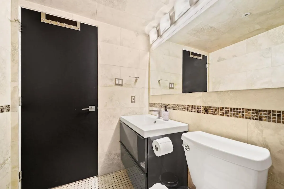 Beautiful 2 Bedroom Home Dt With Free Parking Βανκούβερ