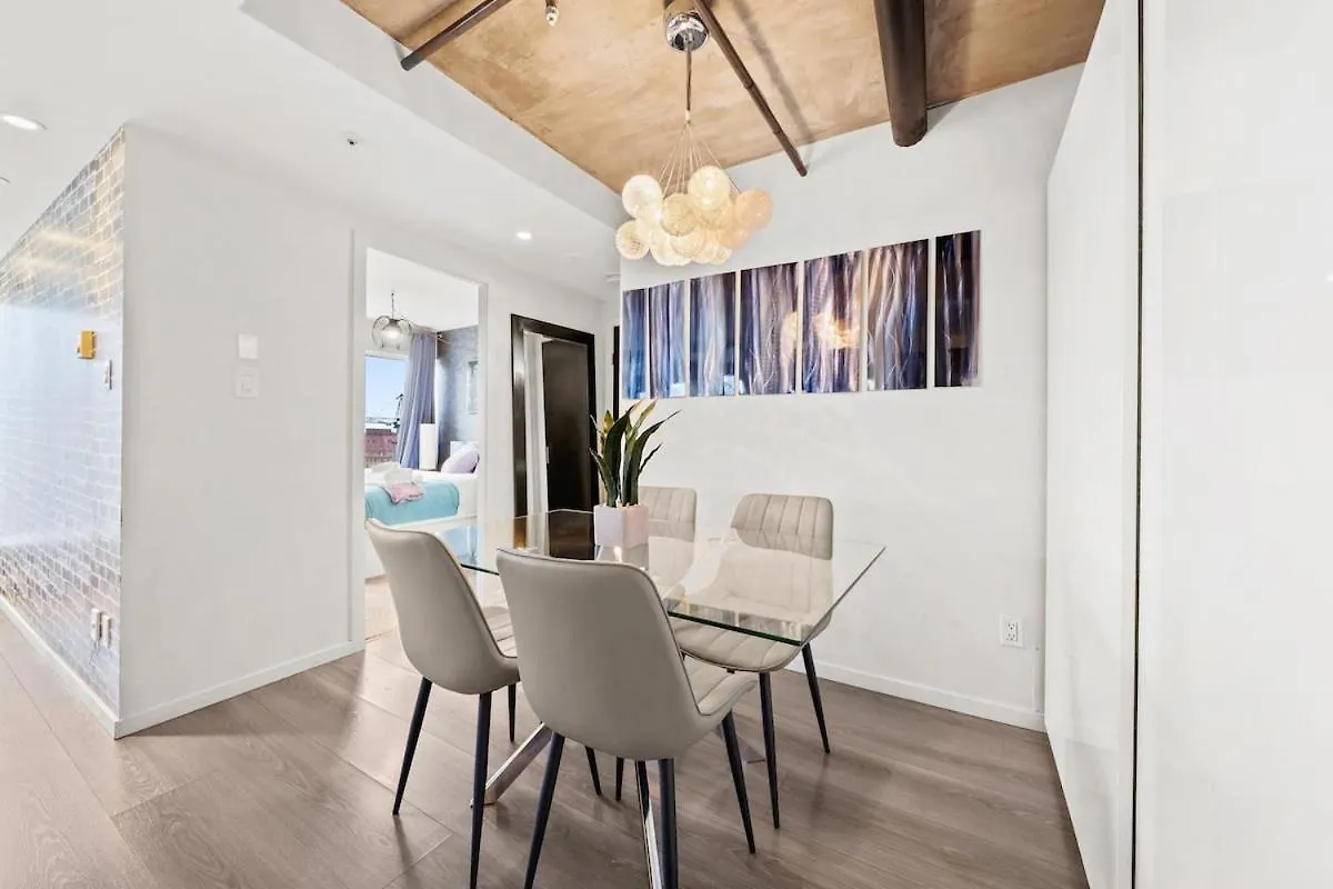 Beautiful 2 Bedroom Home Dt With Free Parking Βανκούβερ